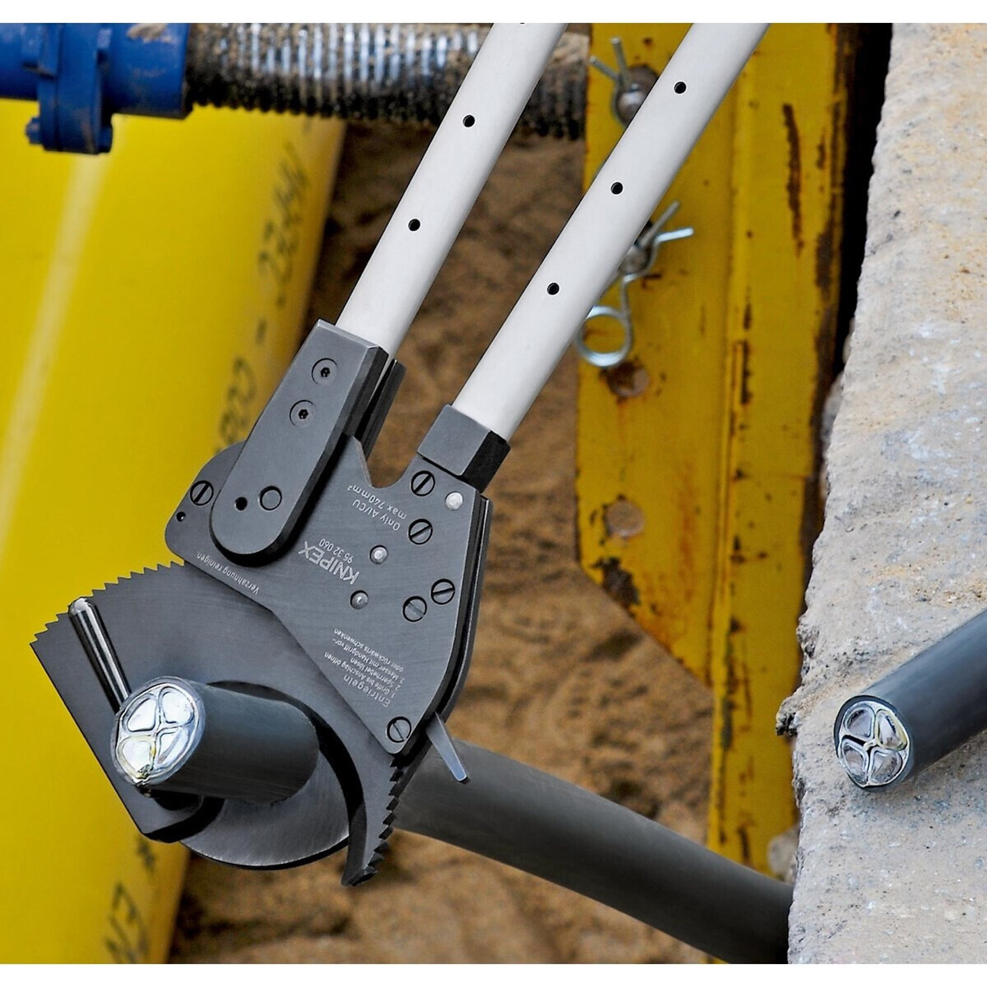 Knipex Kabelschneider mit Teleskopschenkeln 680 mm (95 32 100)